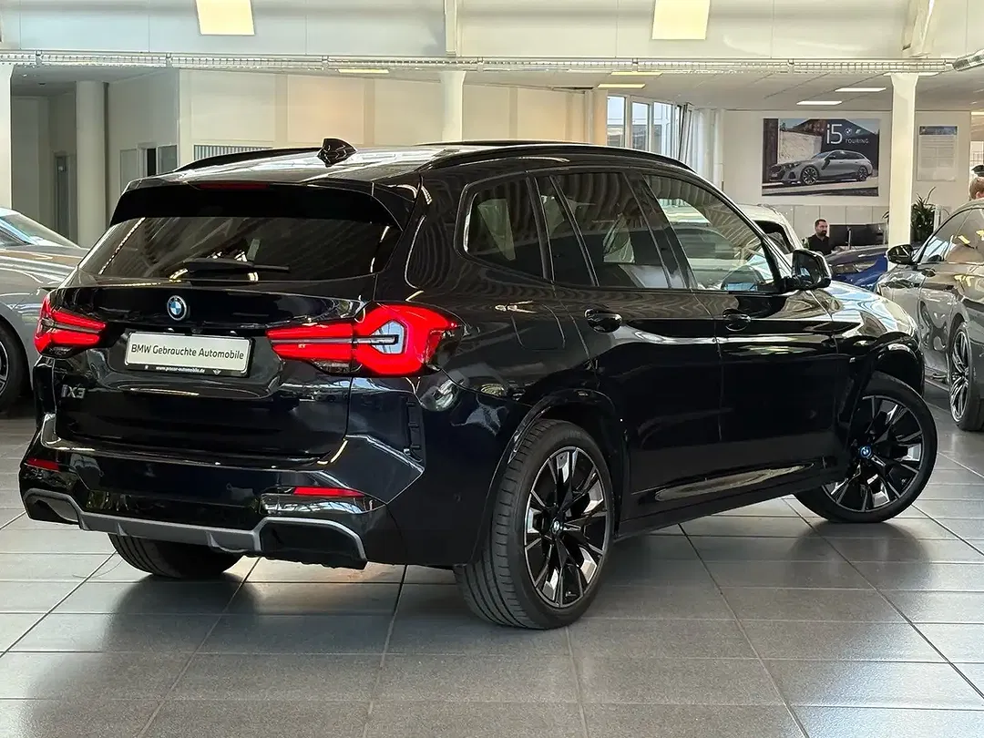 BMW iX3 - Thumbnail 2