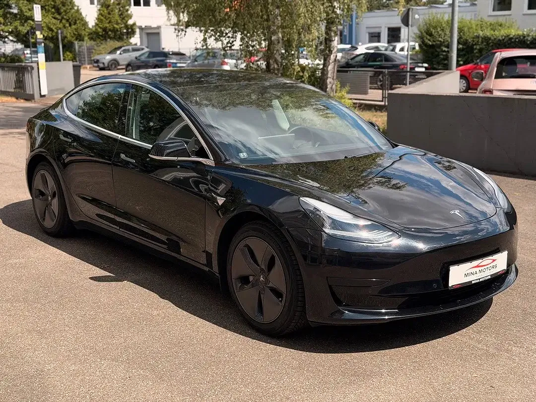 Tesla Model 3 - Thumbnail 3