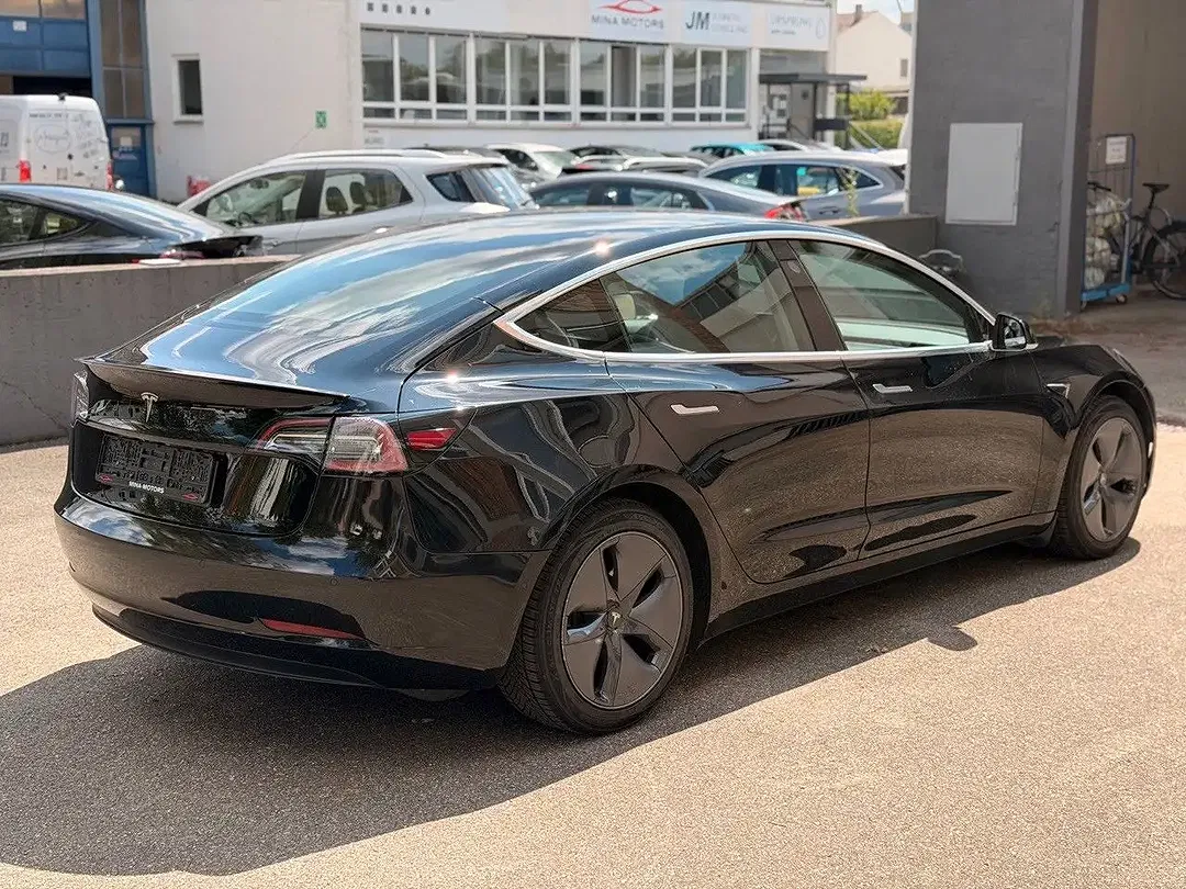 Tesla Model 3 - Thumbnail 4