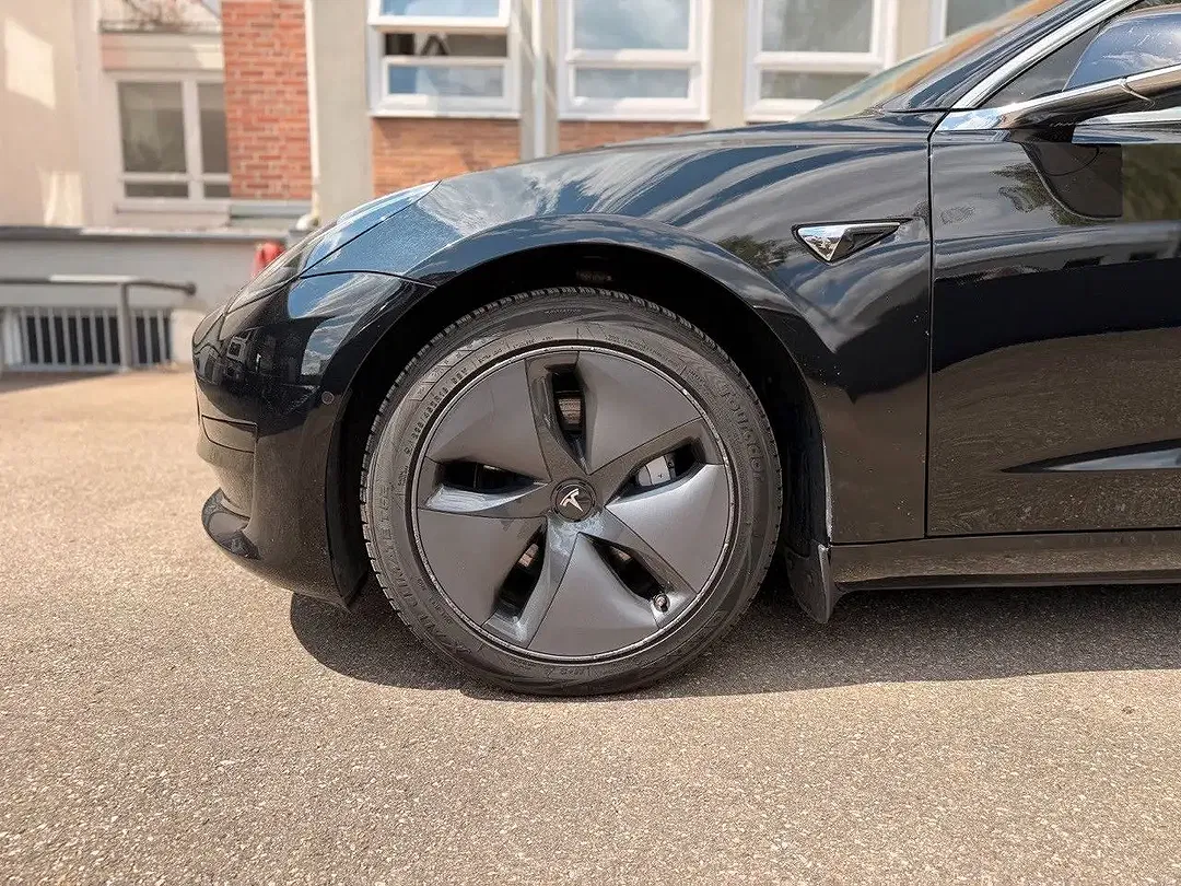 Tesla Model 3 - Thumbnail 7