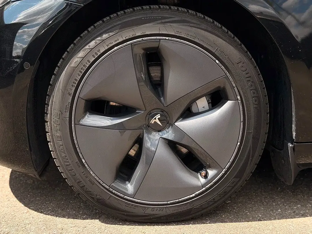 Tesla Model 3 - Thumbnail 8