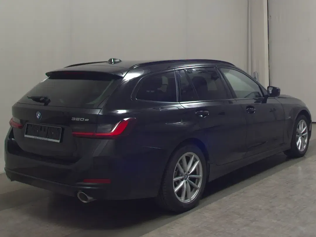 BMW 320 - Thumbnail 3