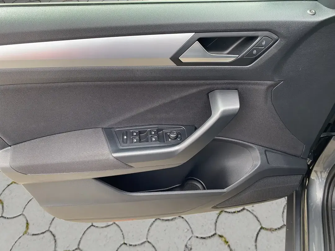 Volkswagen T-Roc - Thumbnail 8