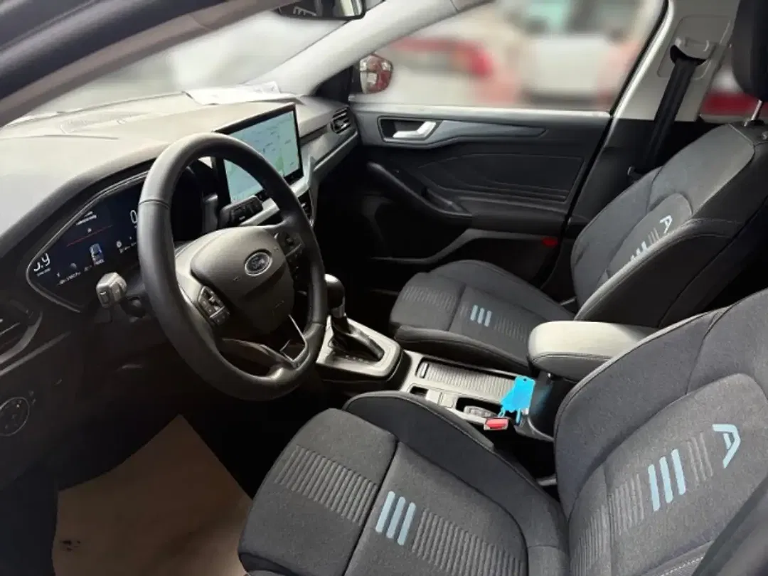 Ford Focus - Thumbnail 6