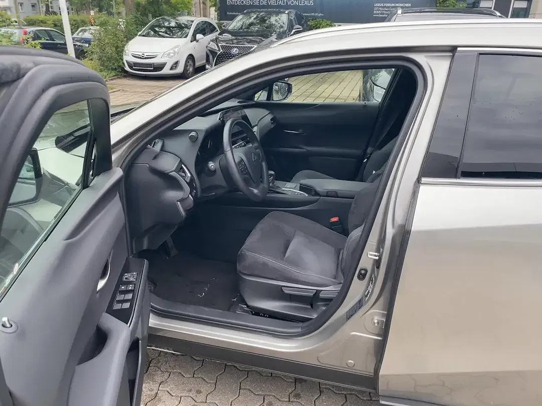 Lexus UX 250h - Thumbnail 10