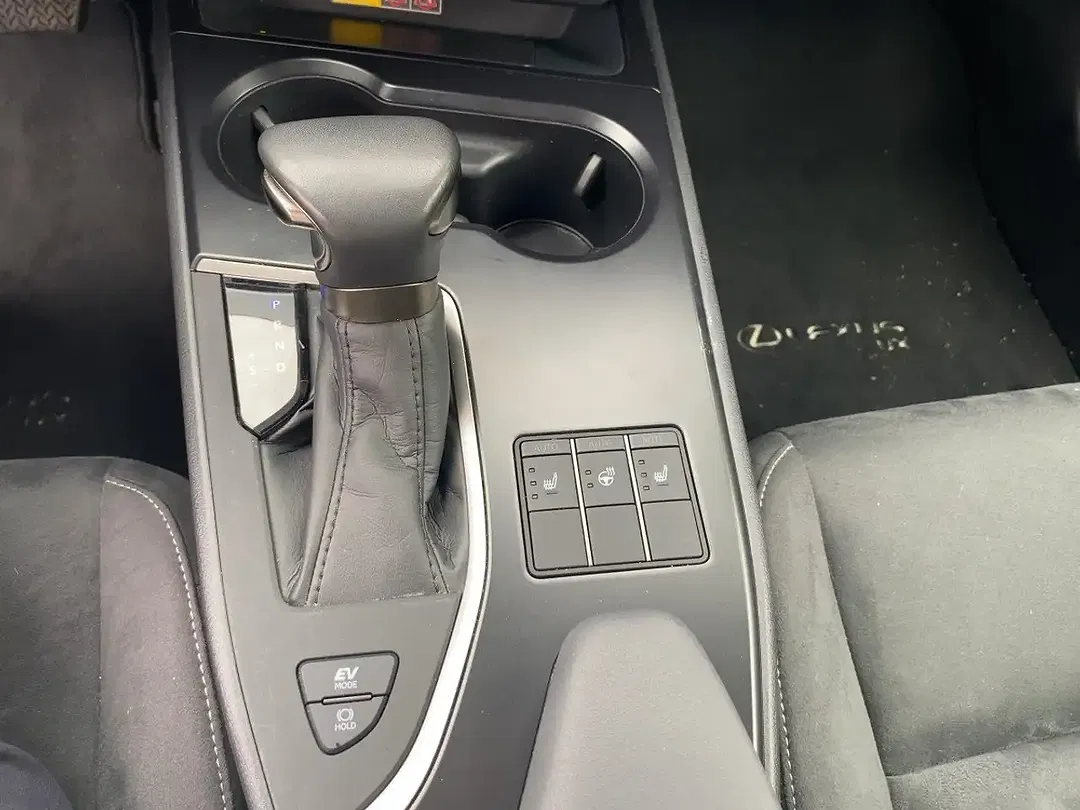 Lexus UX 250h - Thumbnail 17