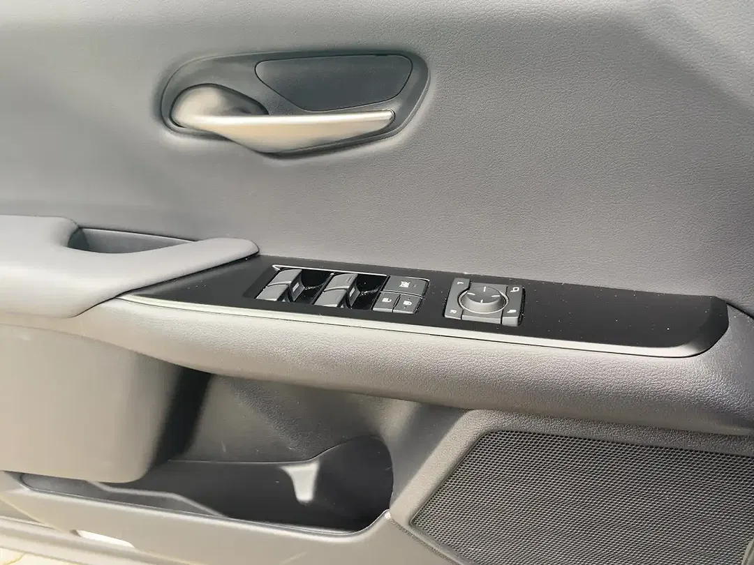 Lexus UX 250h - Thumbnail 18