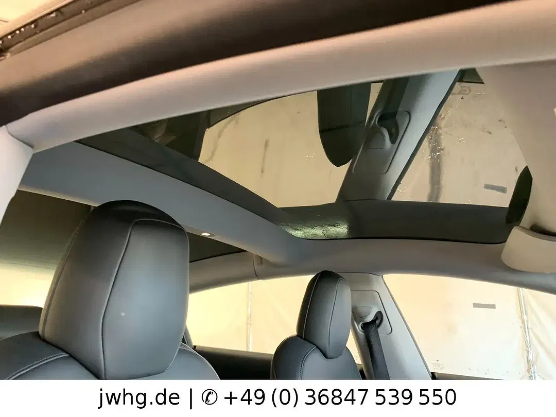 Tesla Model 3 - Thumbnail 5