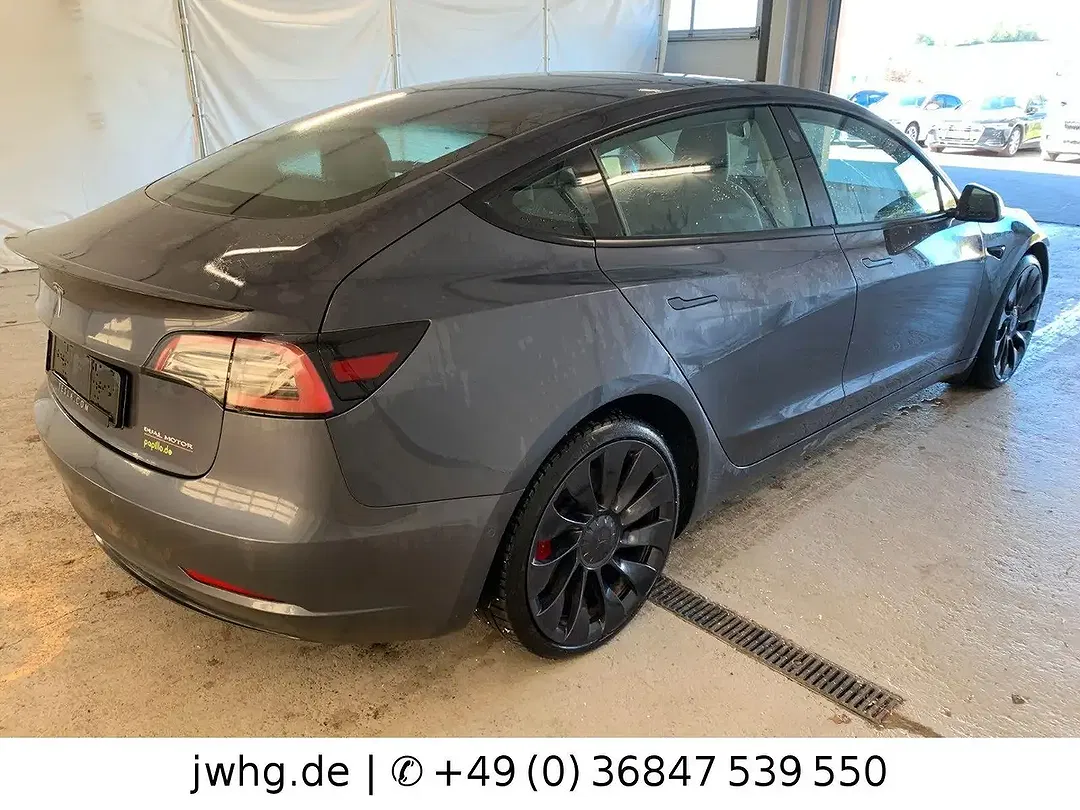 Tesla Model 3 - Thumbnail 6