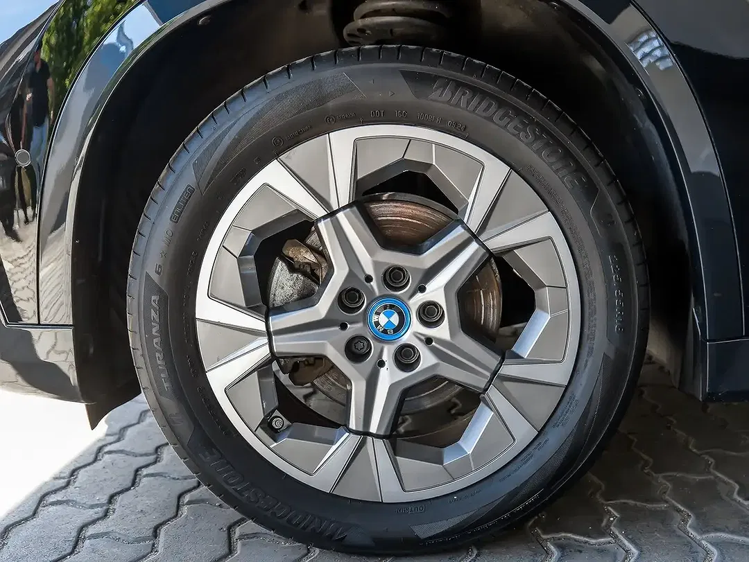 BMW iX1 - Thumbnail 4
