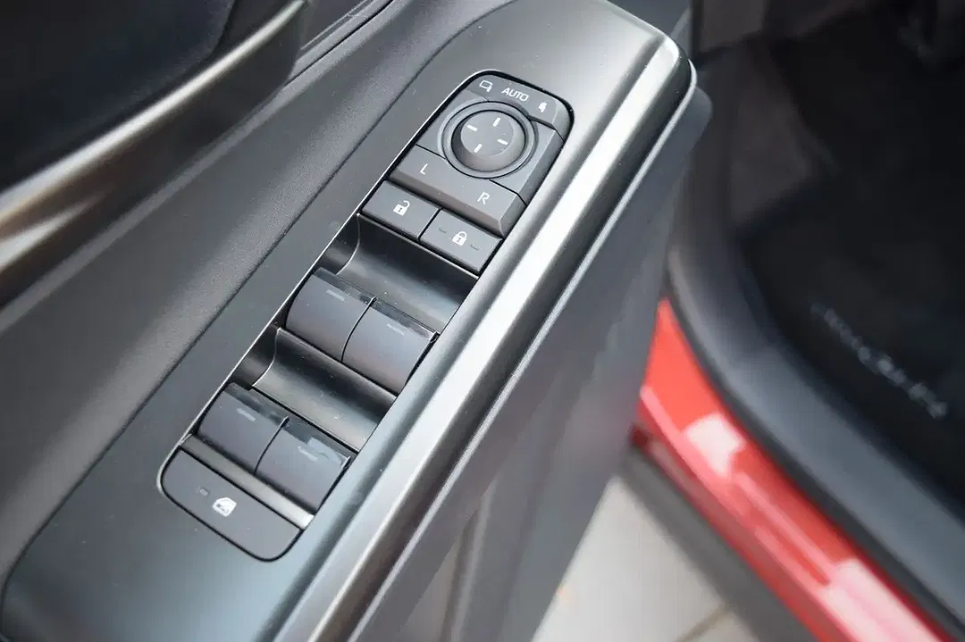 Toyota C-HR - Thumbnail 11