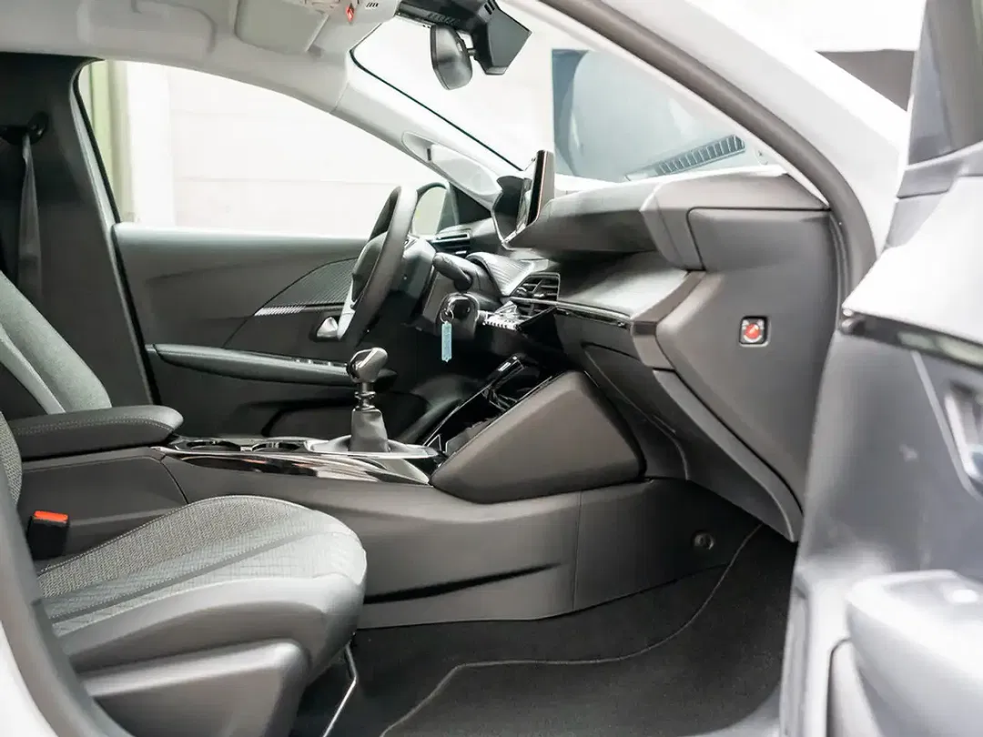 Peugeot 208 - Thumbnail 3
