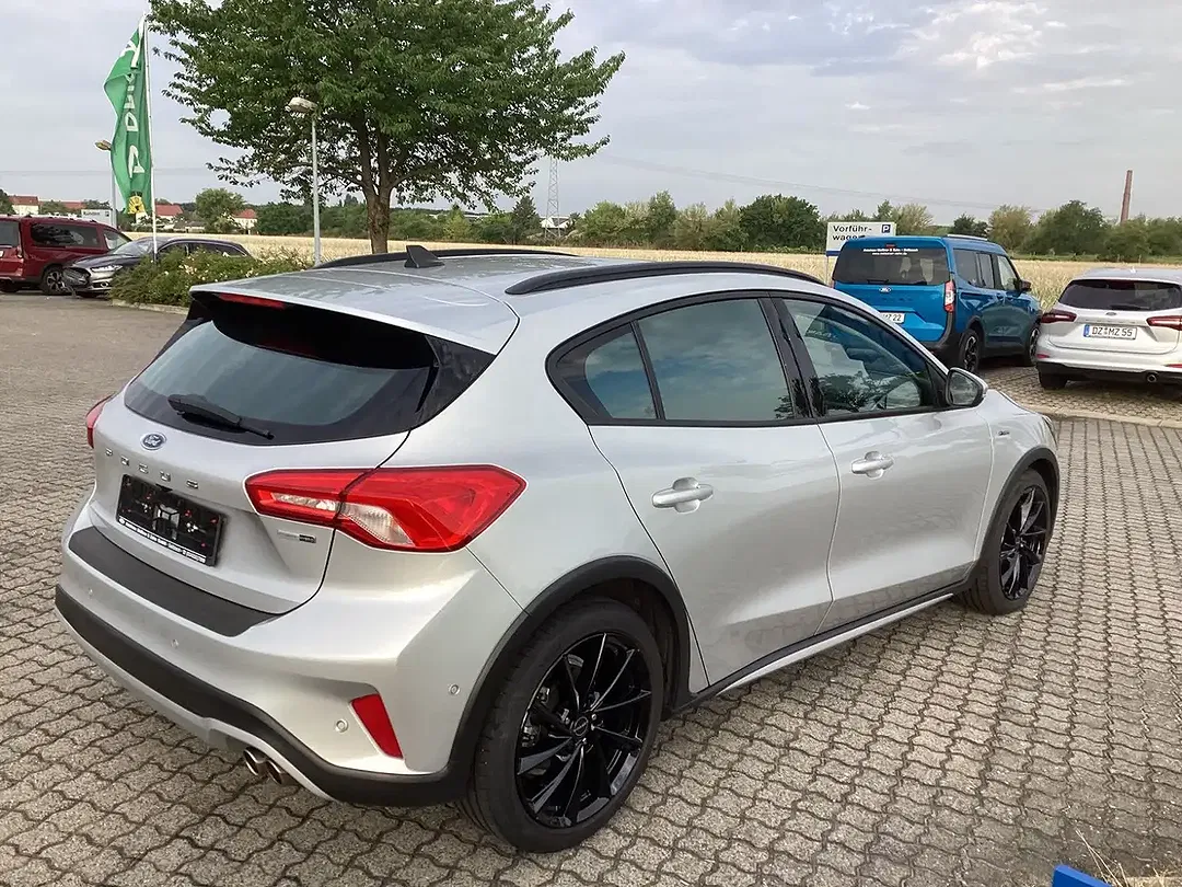 Ford Focus - Thumbnail 3