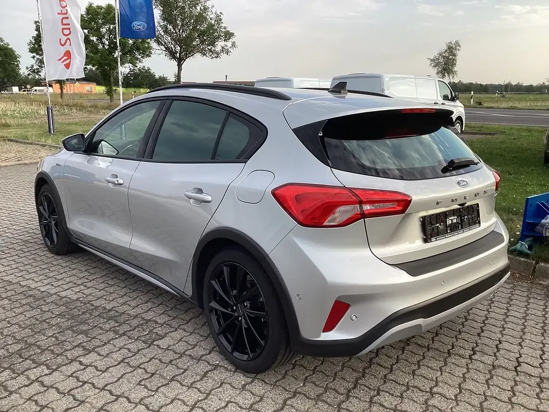 Ford Focus - Thumbnail 4