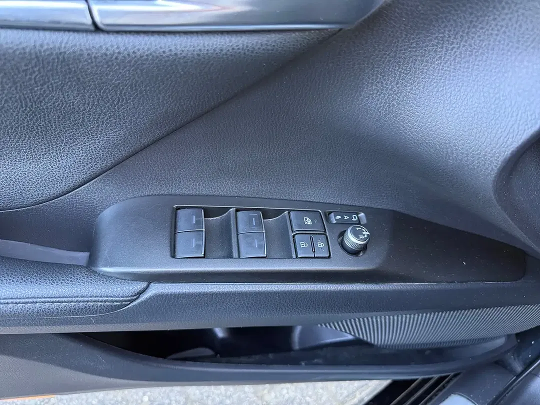 Toyota Camry - Thumbnail 17