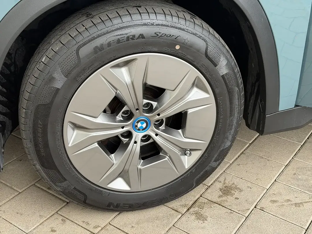 BMW iX1 - Thumbnail 4