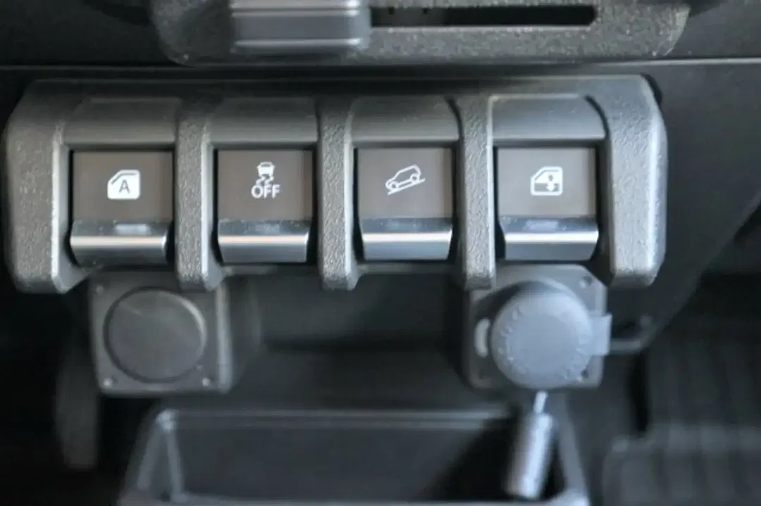 Suzuki Jimny - Thumbnail 18