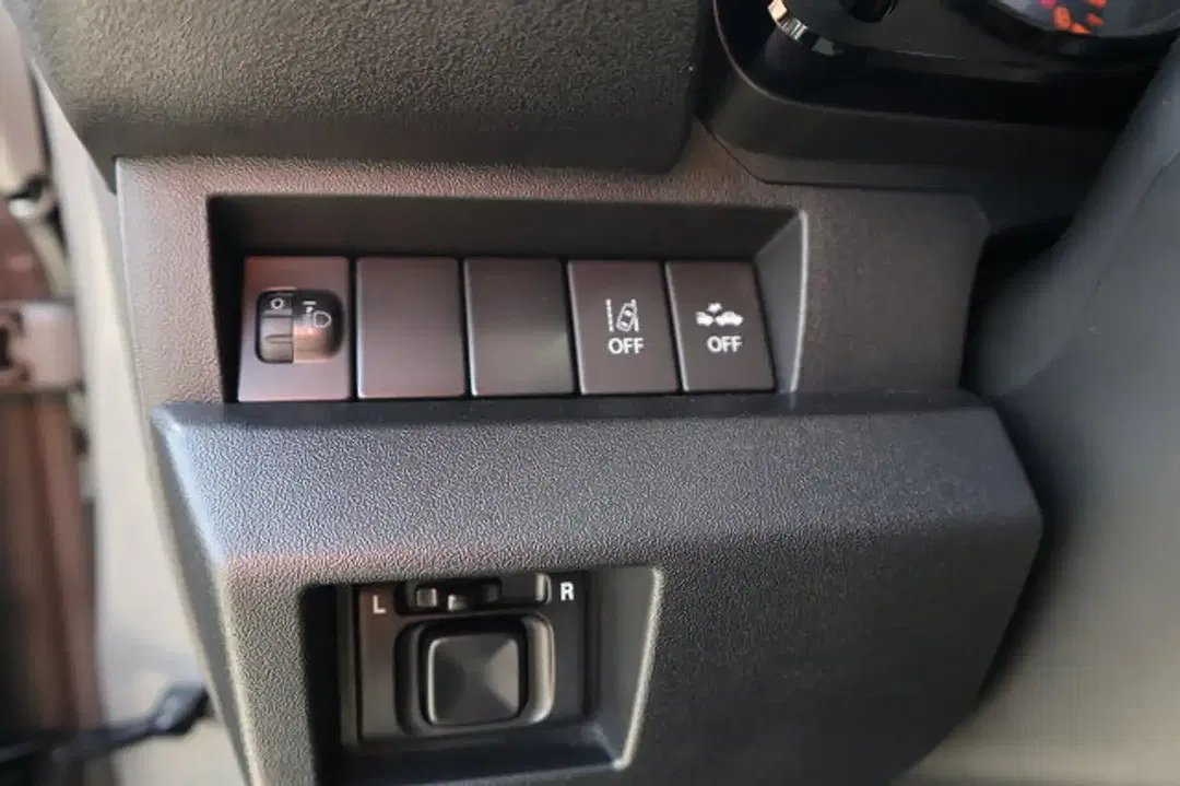 Suzuki Jimny - Thumbnail 8