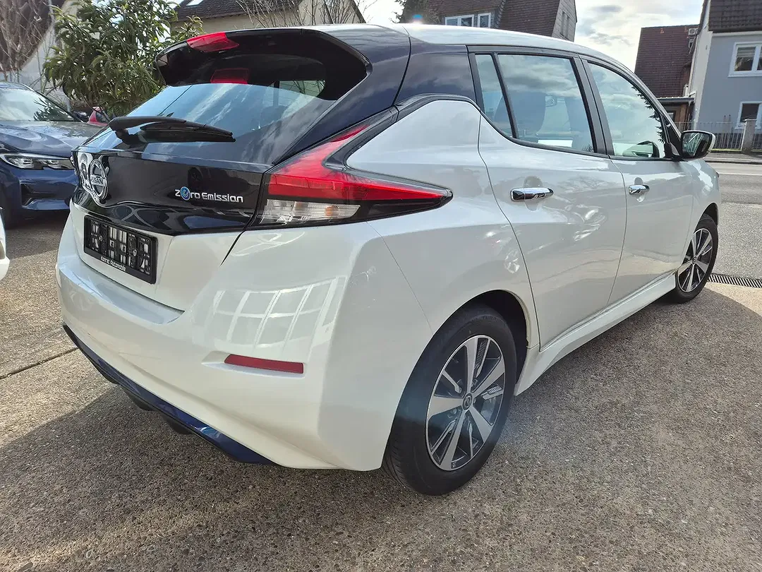 Nissan Leaf - Thumbnail 5