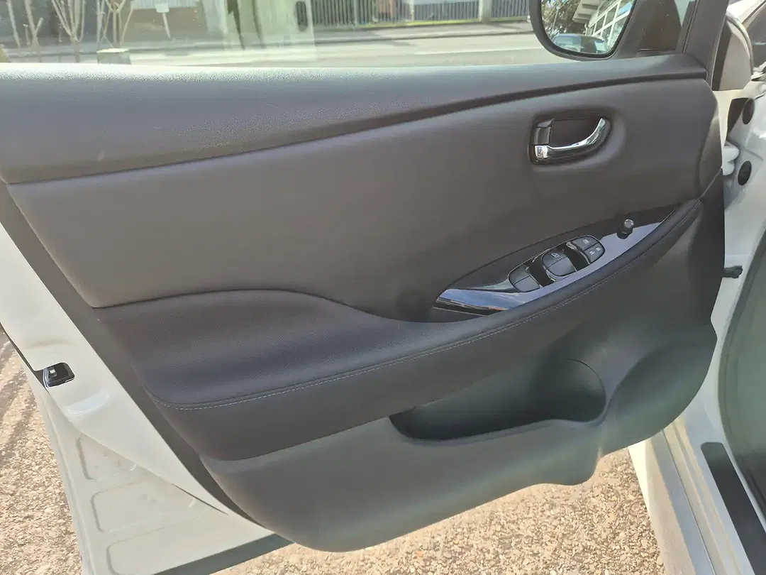 Nissan Leaf - Thumbnail 8