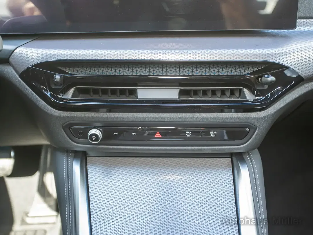 BMW i4 - Thumbnail 12