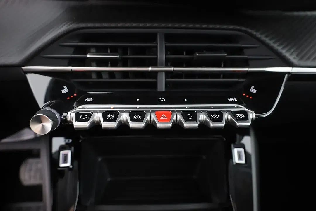 Peugeot 208 - Thumbnail 11