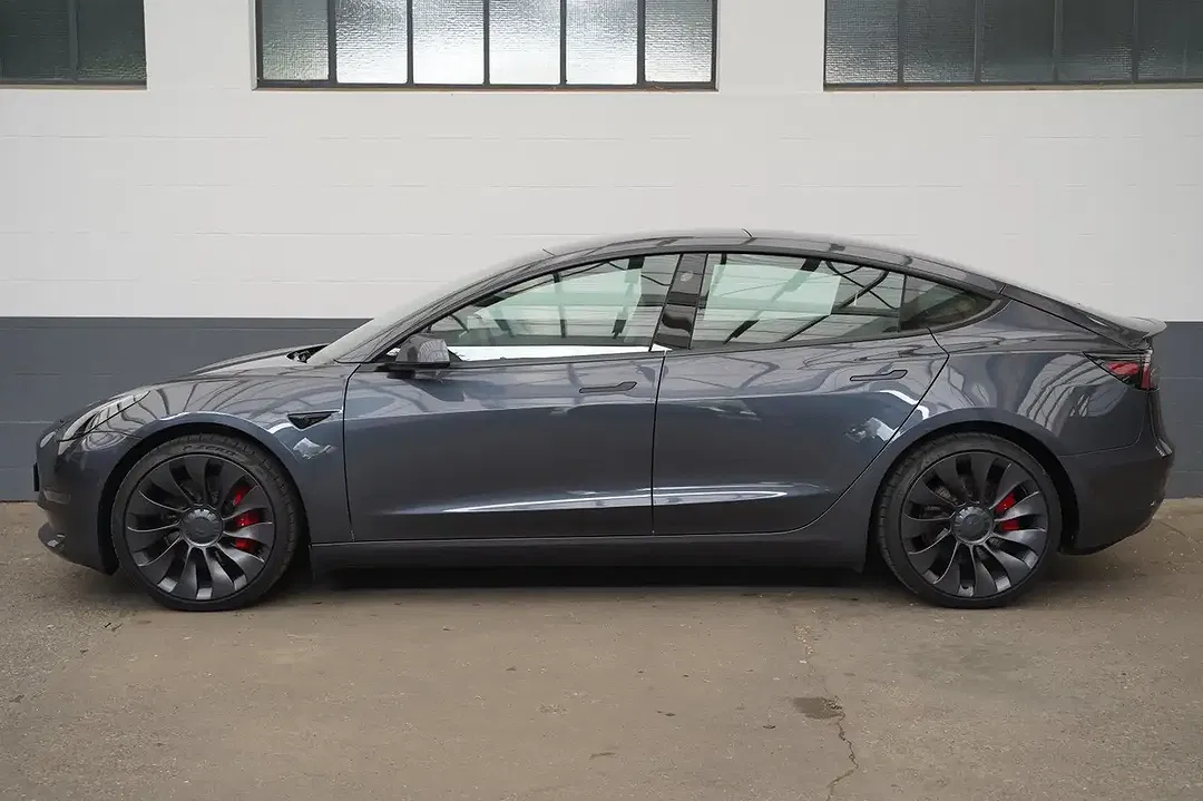 Tesla Model 3 - Thumbnail 3