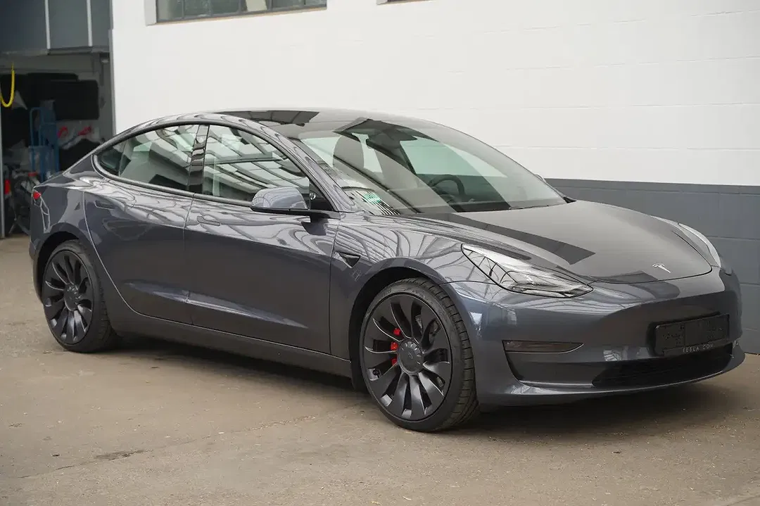 Tesla Model 3 - Thumbnail 6