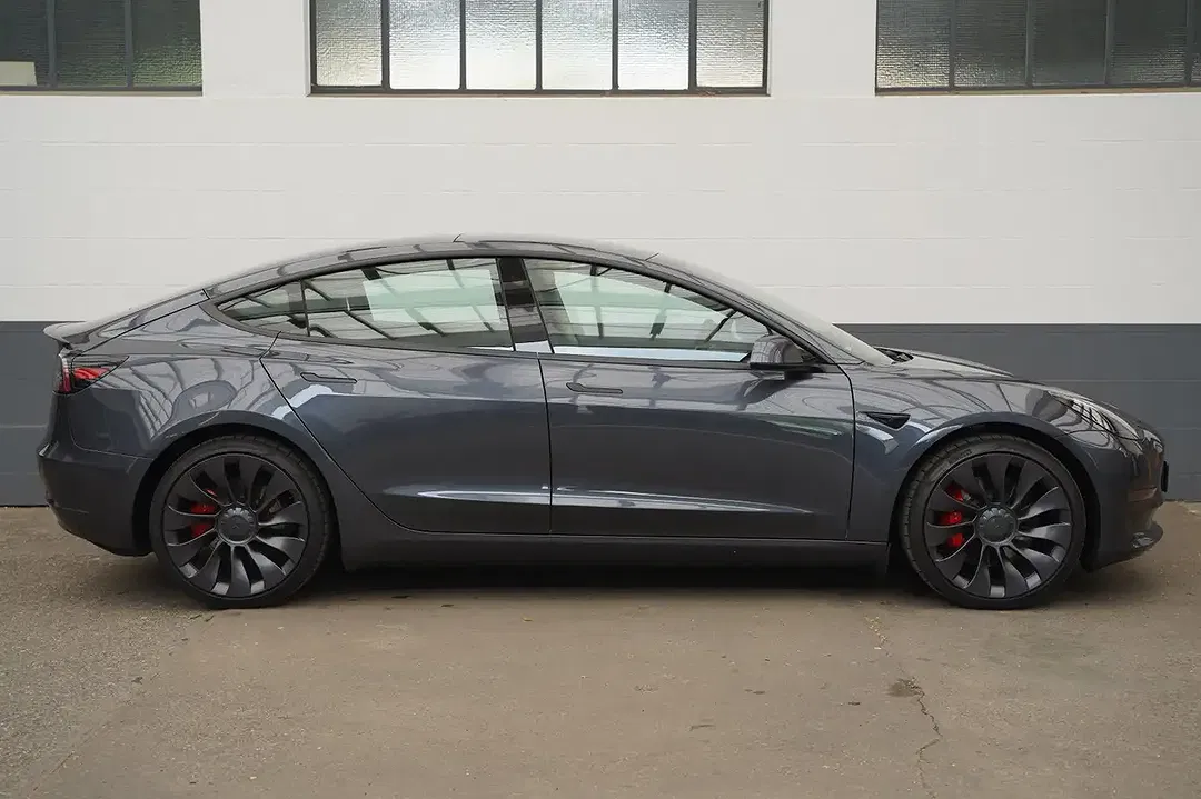 Tesla Model 3 - Thumbnail 7