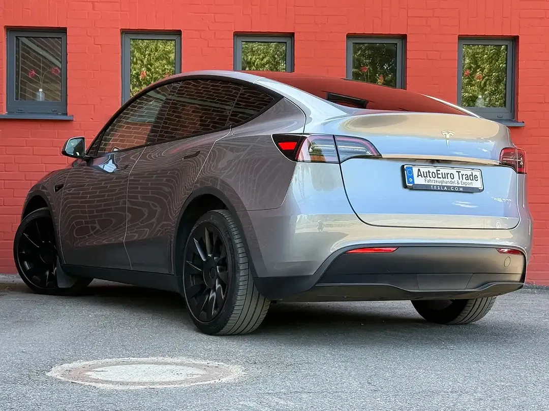 Tesla Model Y - Thumbnail 11