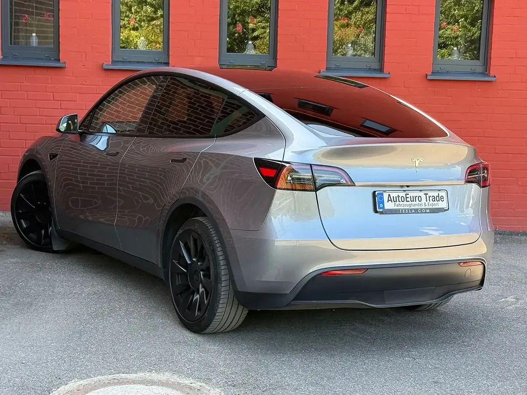Tesla Model Y - Thumbnail 12