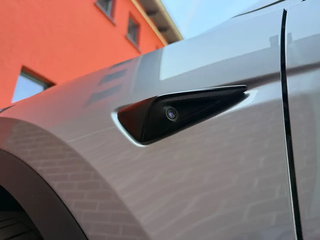 Tesla Model Y - Thumbnail 14