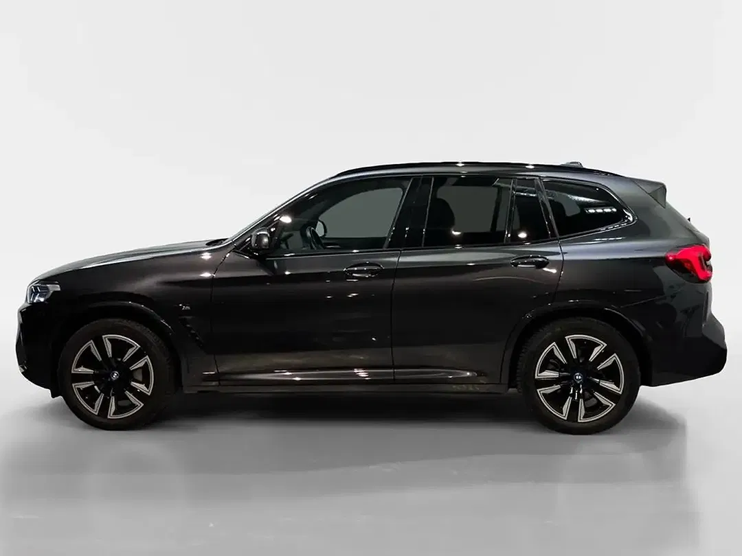 BMW iX3 - Thumbnail 3