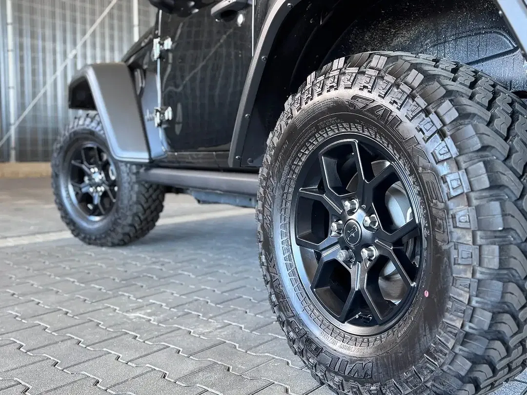 Jeep Wrangler - Thumbnail 5