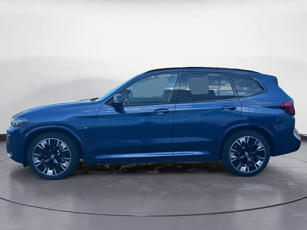 BMW iX3 - Thumbnail 4