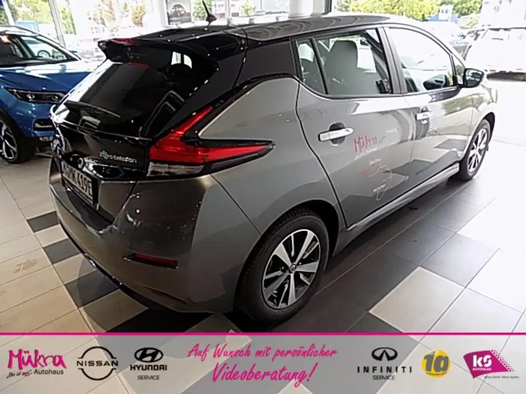 Nissan Leaf - Thumbnail 3