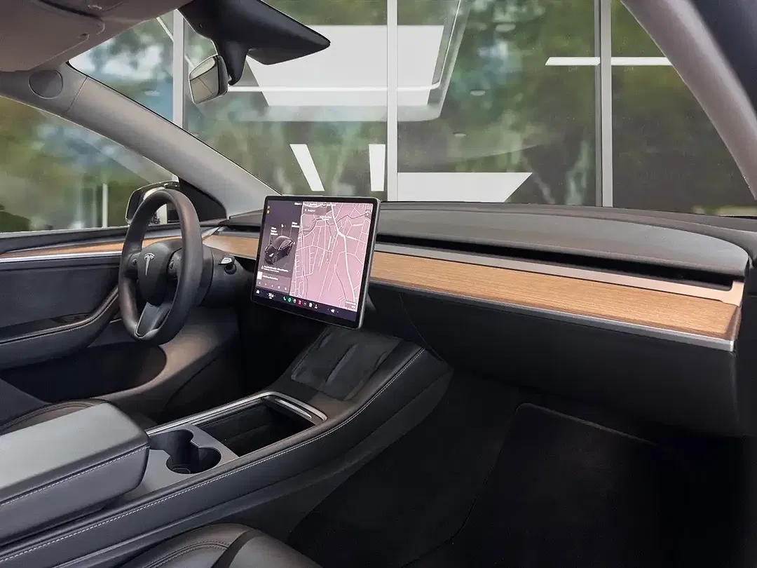 Tesla Model Y - Thumbnail 10