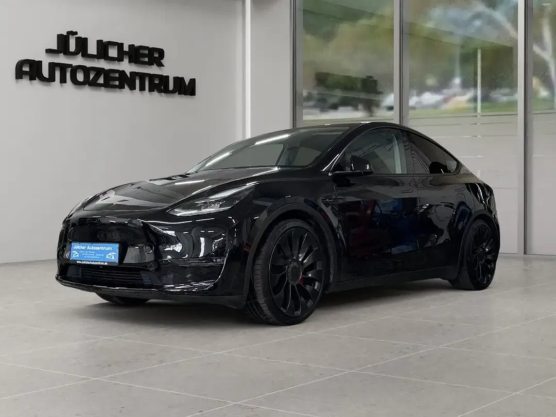 Tesla Model Y - Thumbnail 4