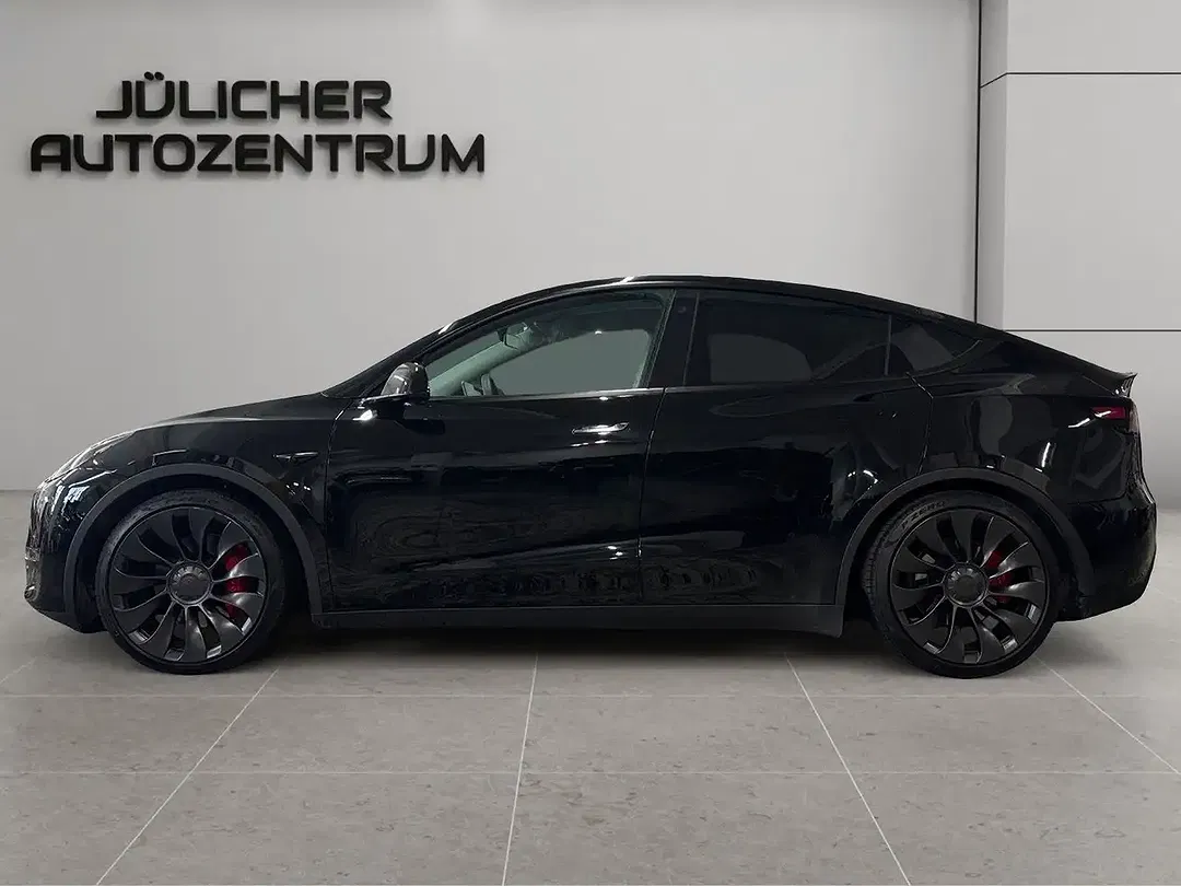 Tesla Model Y - Thumbnail 5