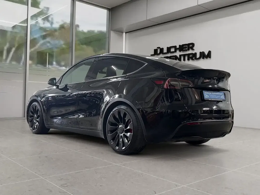 Tesla Model Y - Thumbnail 6