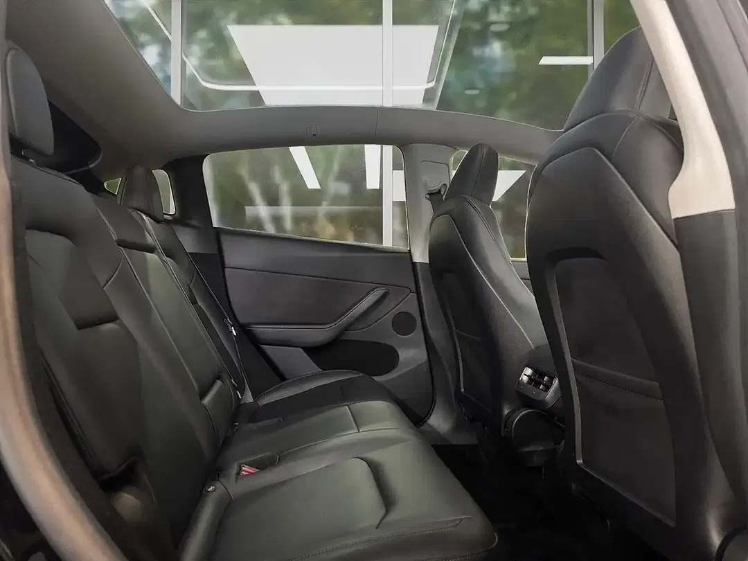 Tesla Model Y - Thumbnail 8