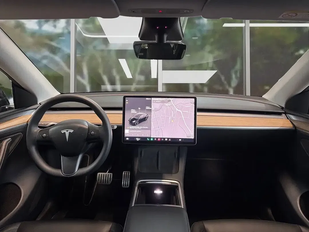 Tesla Model Y - Thumbnail 9