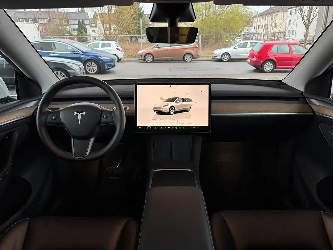 Tesla Model Y - Thumbnail 10