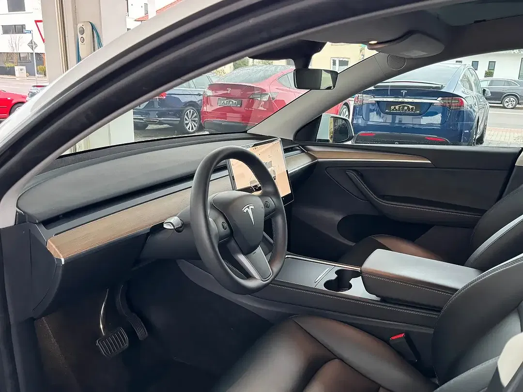 Tesla Model Y - Thumbnail 11