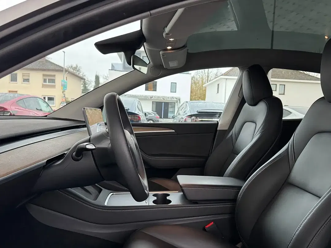 Tesla Model Y - Thumbnail 12