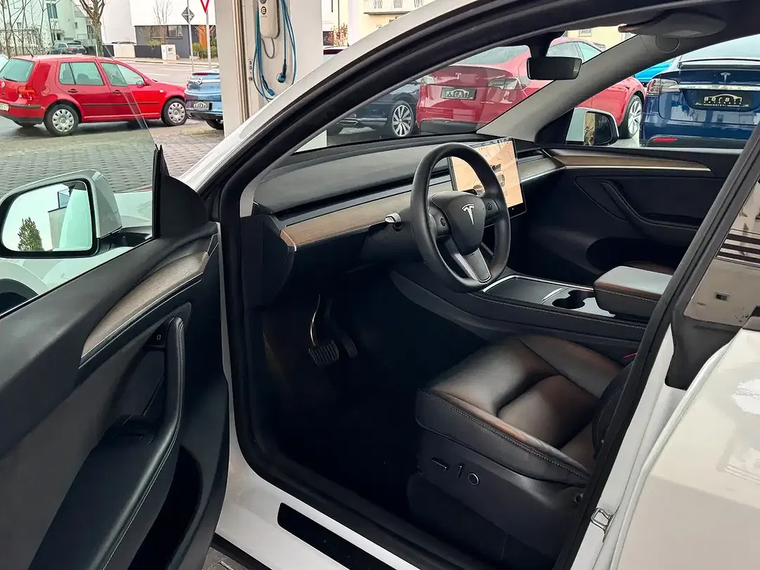 Tesla Model Y - Thumbnail 13