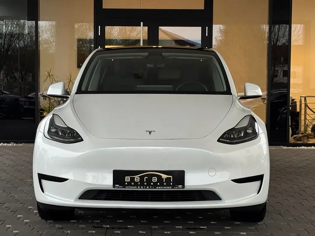 Tesla Model Y - Thumbnail 3