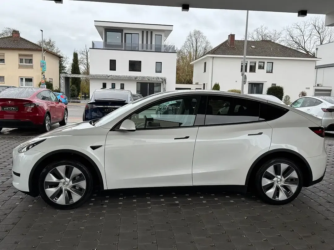 Tesla Model Y - Thumbnail 4