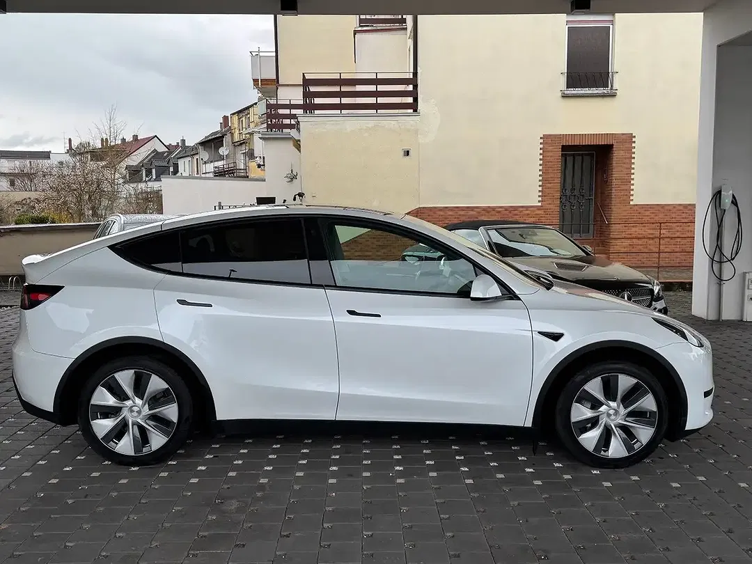 Tesla Model Y - Thumbnail 5