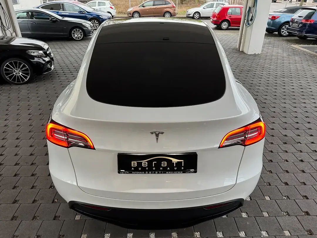 Tesla Model Y - Thumbnail 6
